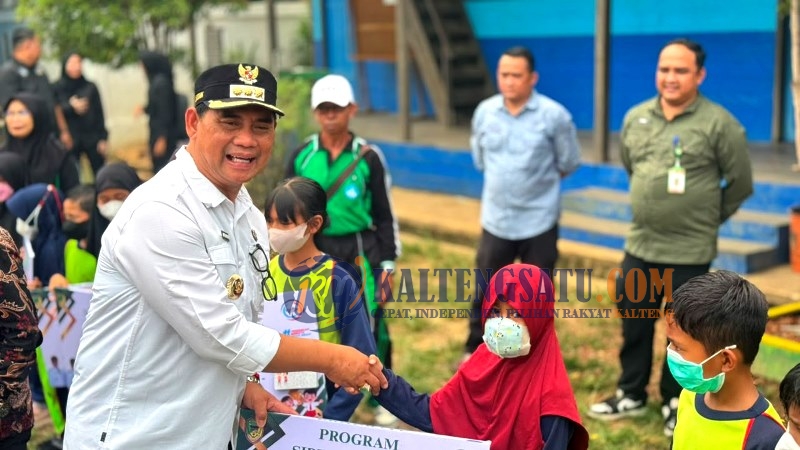 Bupati Shalahuddin Serahkan SIPintar di Teweh Timur, Dorong Semangat Belajar & Kepedulian Pendidikan