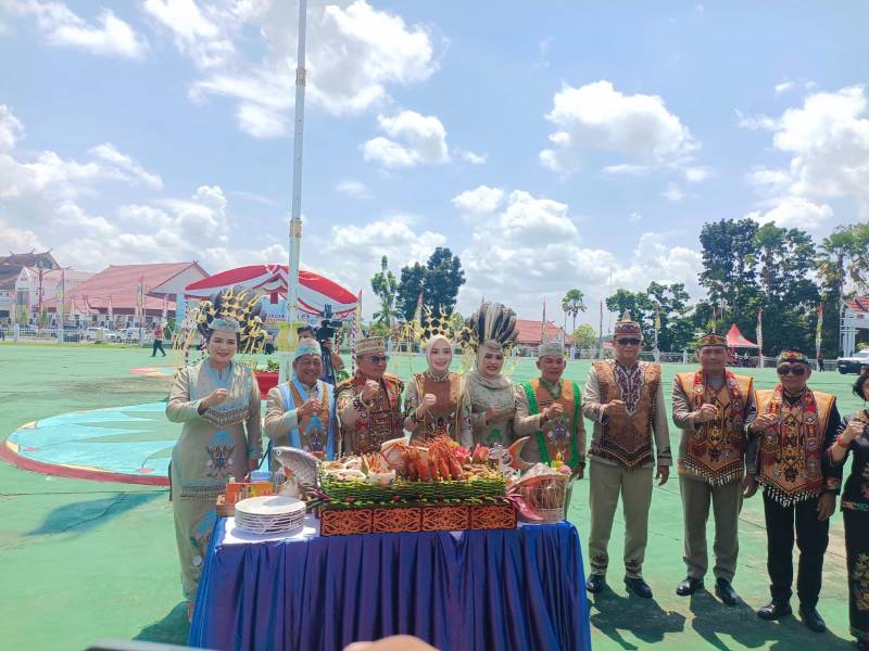 HUT ke-24 Murung Raya, Gubernur Kalteng Serahkan 17 Kendaraan Kesehatan